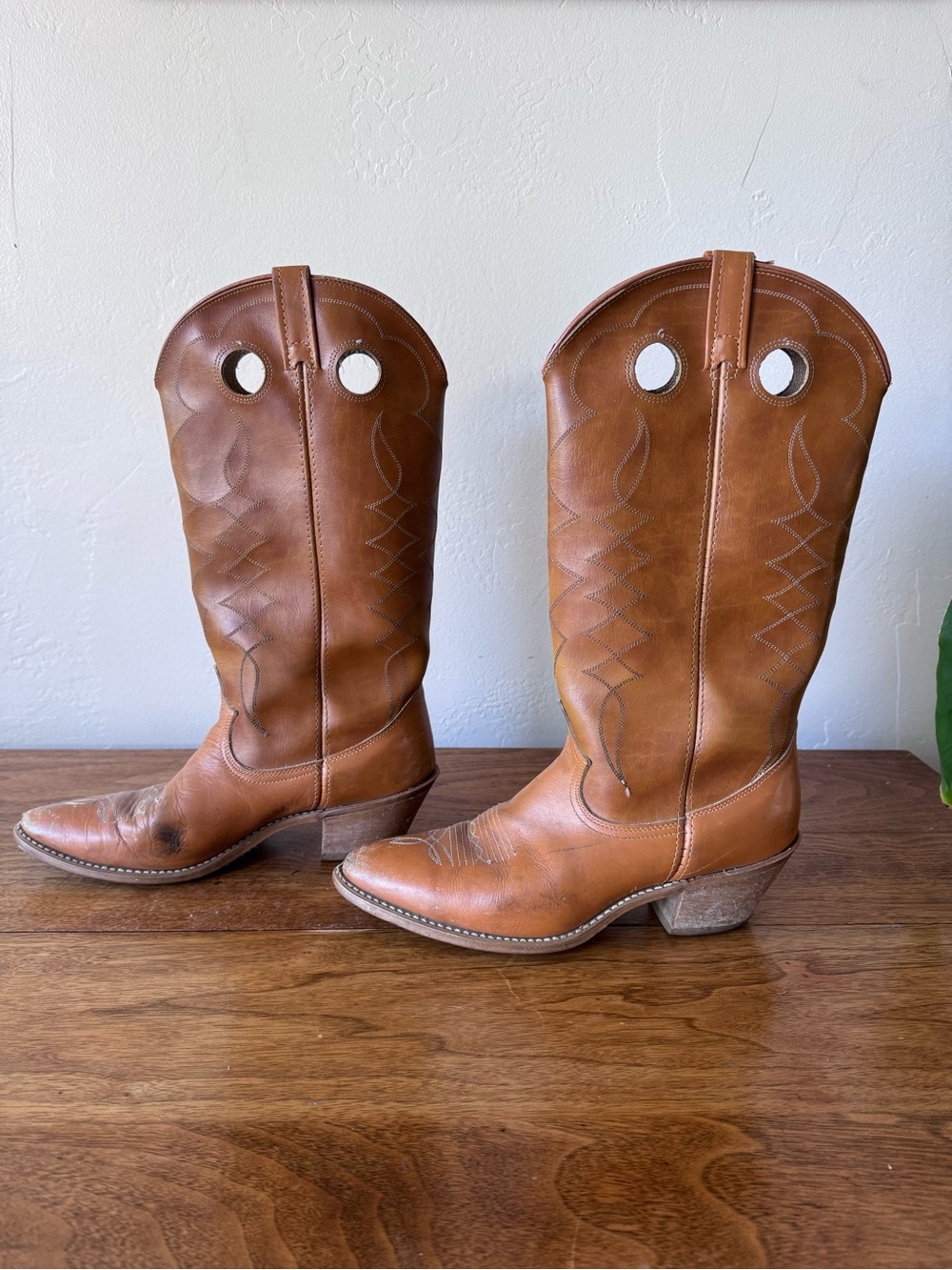 Acme vintage cowboy boot. Women’s 10, men’s 9